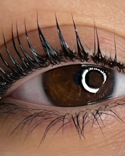 Close-up van afgewerkte wimpers bij Ness.cosmetics